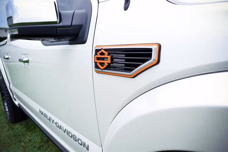 Nắp capô nguyên bản của xe được thay bằng nắp capô độ với hốc hút gió, ốp hốc bánh xe mới gồ lên cao và cứng cáp hơn, lưới tản nhiệt của xe cũng được thiết kế lại với điểm nhất là họa tiết lưới dạng tổ ong.