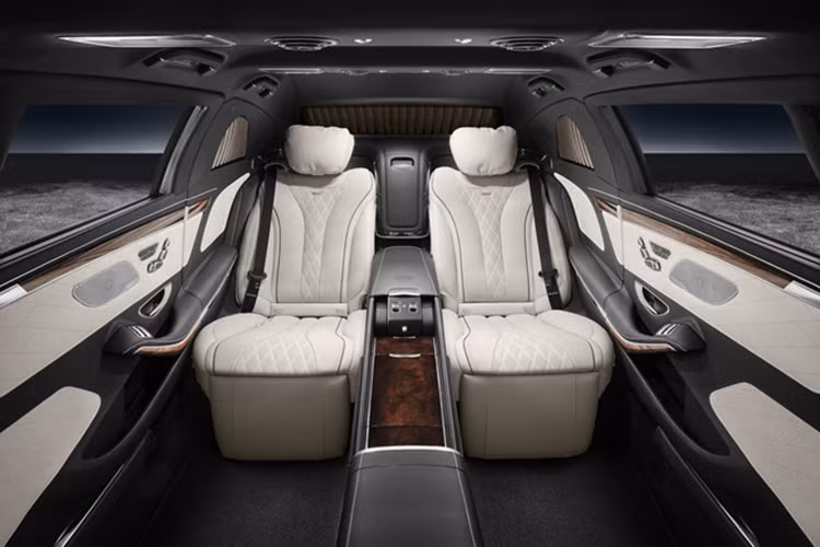 Trong đoàn xe Mercedes hiện nay của Triều Tiên có cả model từ những năm 90. Ông Kim không dùng mẫu xe cũ, chúng được chuyển cho các quan chức cấp cao khi cần đi ngoại giao. Hiện chưa rõ đội xe sang Mercedes này gồm bao nhiêu chiếc. Ít nhất theo quan sát của giới chuyên môn, ông Kim đã tậu và dùng hai chiếc S600 từ năm 2009.