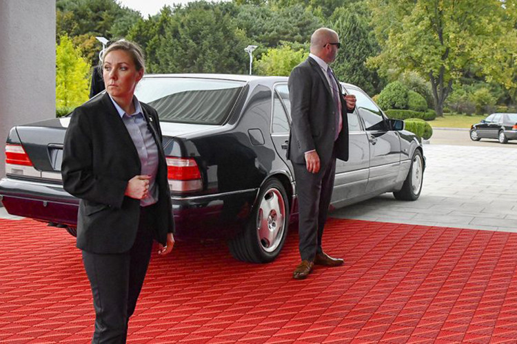 Ông Kim Jong Un rất ưa chuộng thương hiệu xe Mercedes hạng sang. Ông từng sử dụng chiếc S600 Pullman Guard chống đạn khi tới gặp Tổng thống Hàn Quốc Moon Jae In hồi tháng 4/2018, và sau đó hai tháng là cuộc gặp lịch sử với Tổng thống Mỹ Donald Trump tại Singapore.