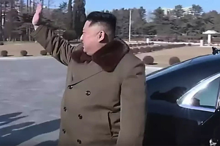 Theo những hình ảnh trên video cho thấy, ông Kim đang đứng cạnh chiếc Mercedes-Maybach S600 mới hôm 31/1 trong chuyến thăm đoàn nghệ thuật DPRK Friendship Art Delegation. Trong một cảnh quay khác, chiếc limo hạng sang di chuyển tới tòa nhà Ủy ban Trung ương Đảng Lao động Triều Tiên ở thủ đô Bình Nhưỡng.