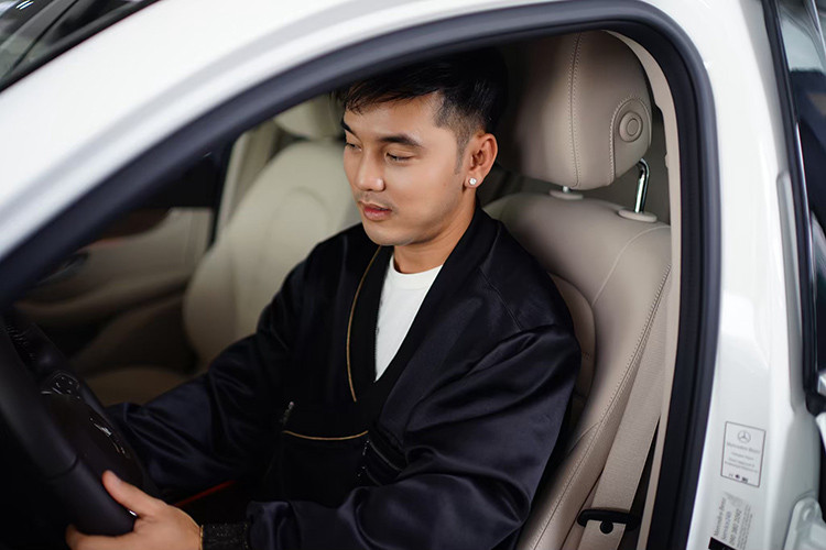 Chiếc Mercedes-Benz GLC 250 4Matic của ca sĩ Ưng Hoàng Phúc mới chọn mua thuộc phiên bản nâng cấp nên có các trang bị mới như la-zăng 19 inch, kính cách nhiệt và đặc biệt là hệ thống âm thanh Burmester 13 loa cao cấp, công suất 590W.