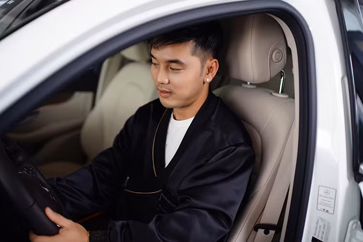 Chiếc Mercedes-Benz GLC 250 4Matic của ca sĩ Ưng Hoàng Phúc mới chọn mua thuộc phiên bản nâng cấp nên có các trang bị mới như la-zăng 19 inch, kính cách nhiệt và đặc biệt là hệ thống âm thanh Burmester 13 loa cao cấp, công suất 590W.