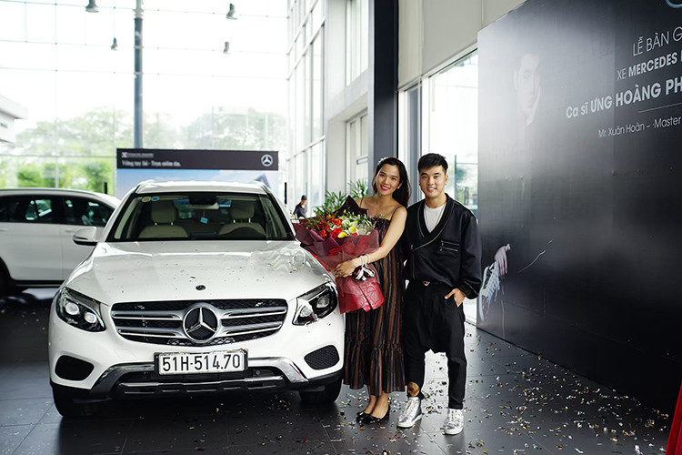 Sáng ngày 11/5/2019, tại đại lý xe sang Mercedes-Benz tại TP HCM đã diễn ra buổi lễ bàn giao chiếc SUV hạng sang Mercedes-Benz GLC 250 cho nam ca sĩ Ưng Hoàng Phúc. Như vậy, chỉ khoảng 2 tuần sau khi Phạm Quỳnh Anh chọn mua Mercedes-Benz GLC 250 4Matic, Phúc "Cọp" cũng đã lựa chọn chiếc SUV hạng sang này về đội của mình.