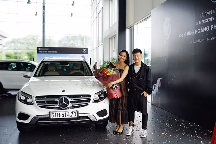 Sáng ngày 11/5/2019, tại đại lý xe sang Mercedes-Benz tại TP HCM đã diễn ra buổi lễ bàn giao chiếc SUV hạng sang Mercedes-Benz GLC 250 cho nam ca sĩ Ưng Hoàng Phúc. Như vậy, chỉ khoảng 2 tuần sau khi Phạm Quỳnh Anh chọn mua Mercedes-Benz GLC 250 4Matic, Phúc "Cọp" cũng đã lựa chọn chiếc SUV hạng sang này về đội của mình.