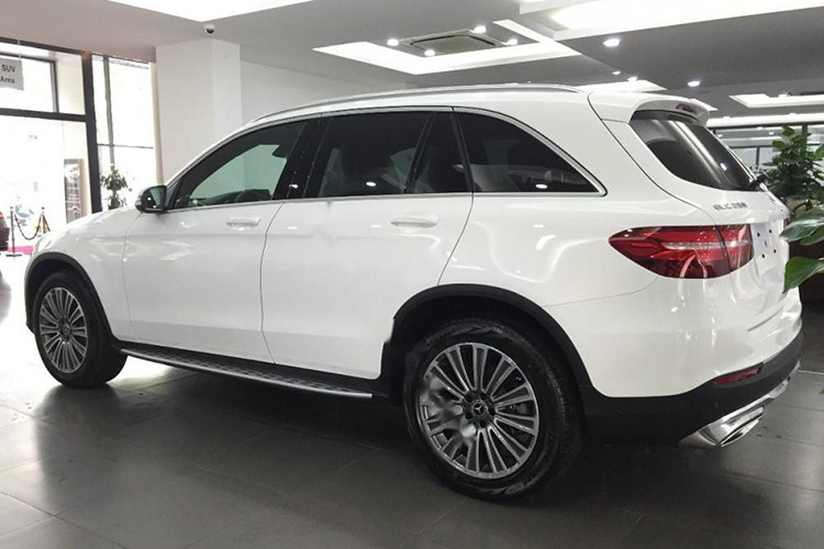Mercedes-Benz GLC 250 4Matic bản nâng cấp tại thị trường Việt Nam vẫn được trang bị động cơ là loại 4 xy-lanh, dung tích 2.0 lít, sản sinh công suất tối đa 211 mã lực tại vòng tua 5.500 vòng/phút và mô-men xoắn cực đại 350 Nm tại vòng tua dao động 1.200 – 4.000 vòng/phút. Xe chỉ mất khoảng thời gian 7,3 giây là có thể tăng tốc từ vị trí xuất phát lên 100 km/h trước khi đạt vận tốc tối đa 222 km/h.