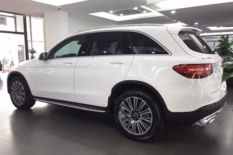 Mercedes-Benz GLC 250 4Matic bản nâng cấp tại thị trường Việt Nam vẫn được trang bị động cơ là loại 4 xy-lanh, dung tích 2.0 lít, sản sinh công suất tối đa 211 mã lực tại vòng tua 5.500 vòng/phút và mô-men xoắn cực đại 350 Nm tại vòng tua dao động 1.200 – 4.000 vòng/phút. Xe chỉ mất khoảng thời gian 7,3 giây là có thể tăng tốc từ vị trí xuất phát lên 100 km/h trước khi đạt vận tốc tối đa 222 km/h.