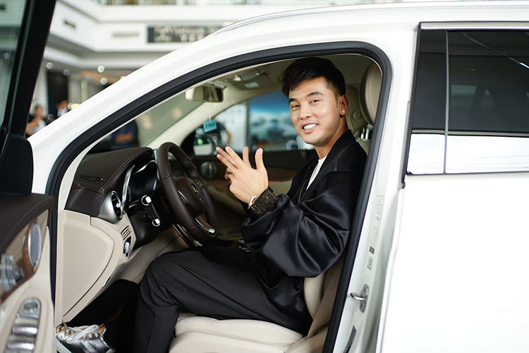 Về tổng thể, Mercedes-Benz GLC trông mềm mại hơn so với dòng tiền nhiệm GLK. Kích thước tổng thể của xe lần lượt là 4.656 x 1.890 x 1.644 mm, chiều dài cơ sở đạt 2.873 mm. Mặc dù có kích thước tổng thể lớn hơn, chiếc dài cơ sở lớn hơn, nhiều trang bị hơn, Mercedes GLC mới vẫn nhẹ hơn phiên bản GLK trước tới 80 kg.