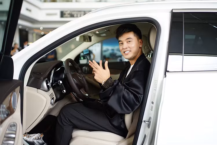 Về tổng thể, Mercedes-Benz GLC trông mềm mại hơn so với dòng tiền nhiệm GLK. Kích thước tổng thể của xe lần lượt là 4.656 x 1.890 x 1.644 mm, chiều dài cơ sở đạt 2.873 mm. Mặc dù có kích thước tổng thể lớn hơn, chiếc dài cơ sở lớn hơn, nhiều trang bị hơn, Mercedes GLC mới vẫn nhẹ hơn phiên bản GLK trước tới 80 kg.