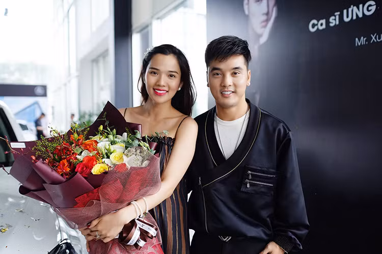 Chiếc SUV hạng sang Mercedes-Benz GLC 250 4Matic của Ưng Hoàng Phúc có ngoại thất sơn màu trắng. Nam ca sĩ cho hay mình rất hợp phong thuỷ với màu này. Ngoài chiếc xe mới mua, nam ca sĩ Thà Rằng Như Thế còn có chiếc Toyota Camry cũng mang màu trắng.