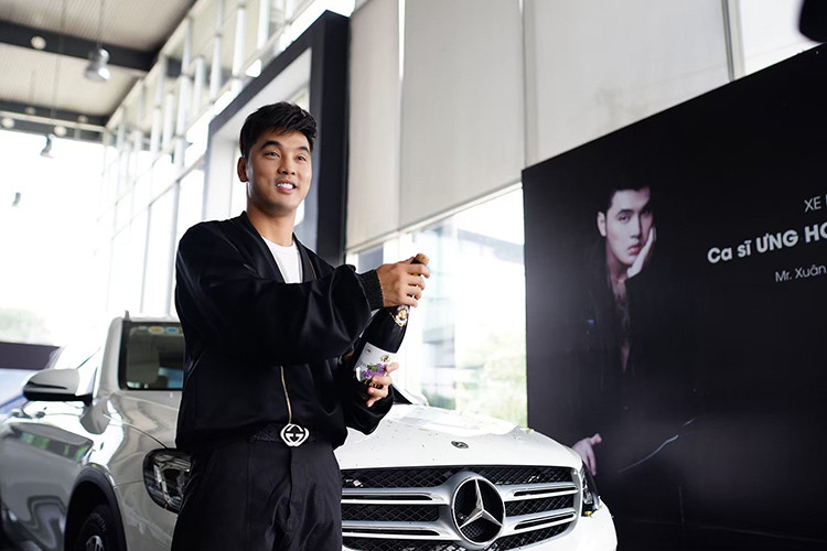 Trên mạng xã hội, ca sỹ Ưng Hoàng Phúc cho hay lý do chọn mua chiếc SUV hạng sang Mercedes-Benz GLC 250 4Matic chỉ đơn giản là do vợ đang có thai nên sợ ngồi xe gầm thấp sẽ mỏi chân, vì thế, anh đã lẳng lặng đi xem xe và mua dòng xe gầm cao Mercedes-Benz GLC 250 về để vợ đi xe được thoải mái hơn.