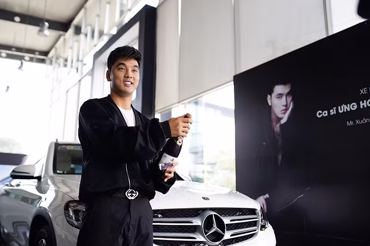 Trên mạng xã hội, ca sỹ Ưng Hoàng Phúc cho hay lý do chọn mua chiếc SUV hạng sang Mercedes-Benz GLC 250 4Matic chỉ đơn giản là do vợ đang có thai nên sợ ngồi xe gầm thấp sẽ mỏi chân, vì thế, anh đã lẳng lặng đi xem xe và mua dòng xe gầm cao Mercedes-Benz GLC 250 về để vợ đi xe được thoải mái hơn.