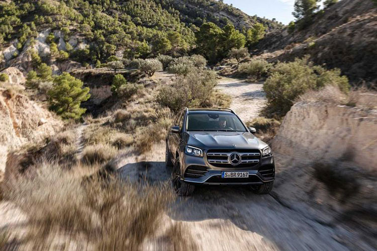 Theo đó tại thị trường Mỹ, giá xe Mercedes-Benz GLS 580 2020 bán ra từ 97.800 USD (khoảng 2,27 tỷ đồng), cũng chưa gồm phí vận chuyển 995 USD. Như vậy, GLS 580 mới đắt hơn 22.600 USD (khoảng 525,5 triệu đồng) so với bản cơ sở 450 4Matic từng xuất hiện trước đó.