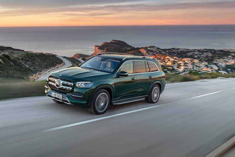 Ngoài ra, GLS mới cũng được hưởng lợi từ hệ thống thông tin giải trí MBUX với hai màn hình kép 12,3 inch, cùng ra lệnh bằng giọng nói, đèn nền nội thất 64 màu, cả ba hàng ghế đều được chỉnh điện, 9 cổng USB, ổ cắm điện 115V, hệ thống âm thanh vòm Burmester, la-zăng 19 inch và cửa sổ trời trượt điện.