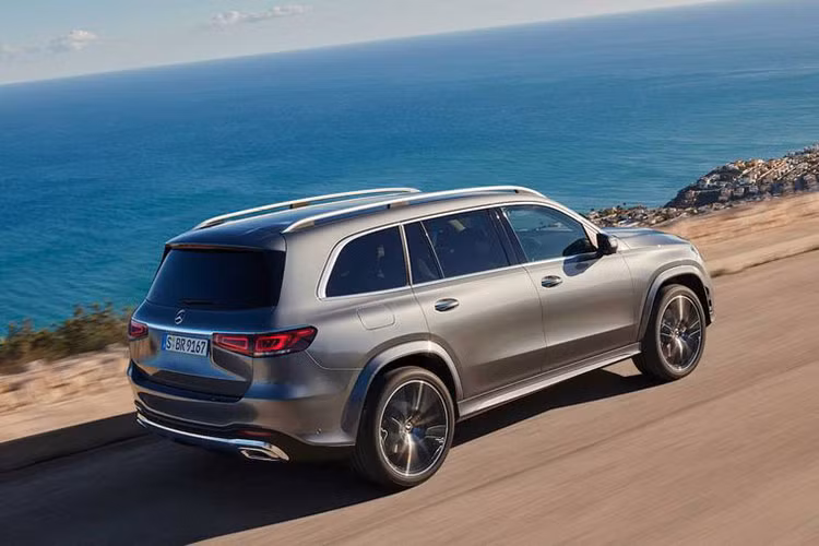 Có thể nhiều người không để ý tới điều này, nhưng Mercedes-Benz GLS 580 2020 sở hữu chiều dài hơn 5mm so với GLS 450 4Matic 2020, chiều dài tổng thể của GLS 580 là 5.212mm.