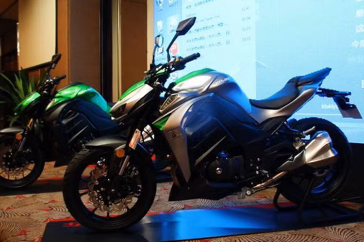 Chiếc xe côn tay JIAJUE N19 vừa xuất hiện tại thị trường Trung Quốc có phần đầu xe tương tự với Kawasaki Z1000 phiên bản mới hiện nay. Z1000 là mẫu xe mô tô naked-bike thần thánh tại thị trường Việt Nam với doanh số khá chạy trong nhiều năm qua, việc xuất hiện phiên bản môtô Kawasaki Z1000 nhái khiến nhiều người bất ngờ.