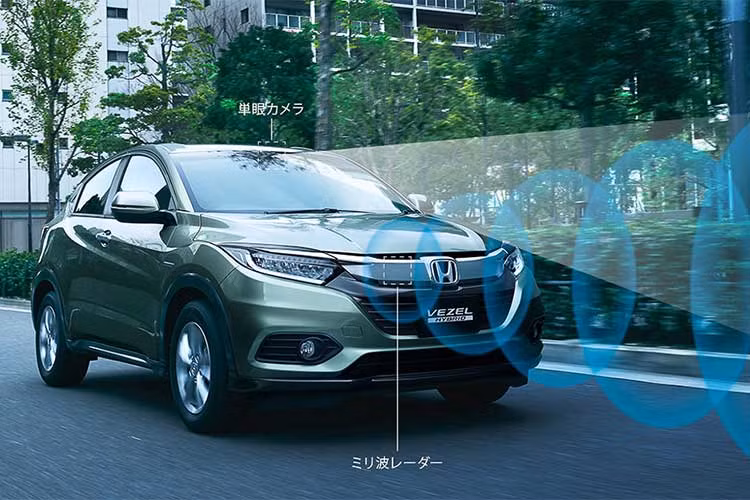 Phần đuôi xe được thiết kế tối giản với cụm đèn hậu dạng led góc cạnh, một phần tích hợp trên nóc ca-pô và cánh lướt gió phía trên. Cản sau của xe thiết kế lớn cùng tông màu dden chạy thân xe, phía dưới là hệ thống đèn phản quang cùng ống xả đơn được làm bằng kim loại sáng bóng.