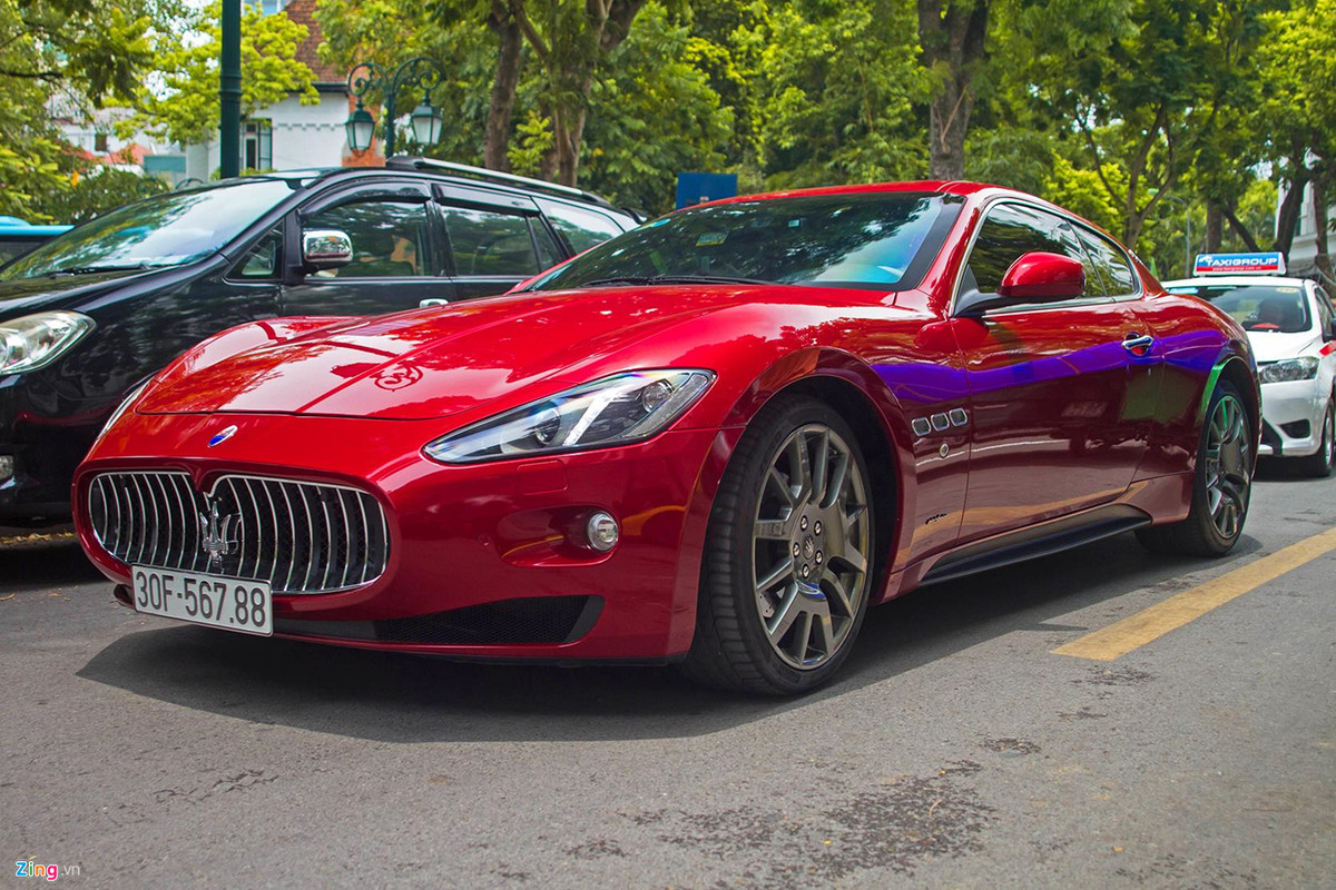 Một mẫu xe thể thao khác bên cạnh Ferrari là chiếc Maserati GranTurismo màu đỏ. Mẫu xe này được nhập về Việt Nam qua đại lý chính hãng. Maserati GranTurismo được trang bị động cơ V8 4.7L, sản sinh công suất 460 mã lực, mô-men xoắn cực đại 520 Nm. 