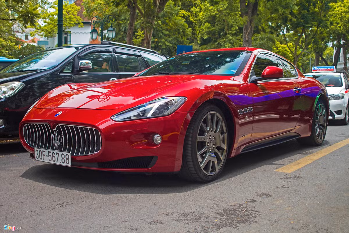 Một mẫu xe thể thao khác bên cạnh Ferrari là chiếc Maserati GranTurismo màu đỏ. Mẫu xe này được nhập về Việt Nam qua đại lý chính hãng. Maserati GranTurismo được trang bị động cơ V8 4.7L, sản sinh công suất 460 mã lực, mô-men xoắn cực đại 520 Nm. 