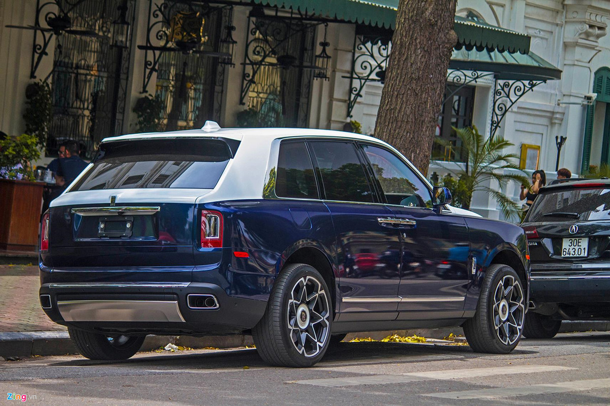 Bên cạnh việc đổi màu, SUV siêu sang còn được trang bị bộ vành mới có kích thước 22 inch. Điểm nhấn của bộ vành mới là màu sơn đen xen kẽ với màu xám do được phay xước. Ở thời điểm vừa cập bến Việt Nam, chiếc Rolls-Royce Cullinan này được đồn đoán có giá lên đến 46 tỷ đồng.