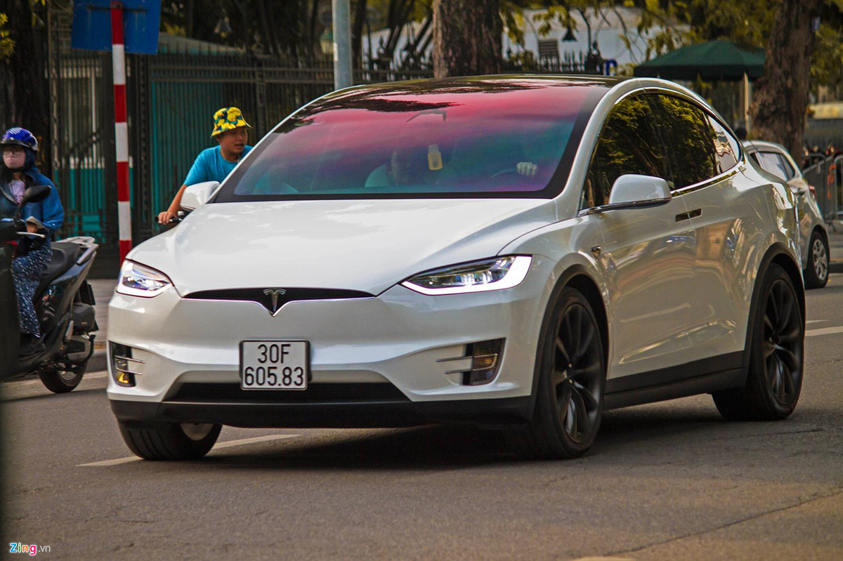 Giữa làn sóng những chiếc Mercedes-AMG G 63 Edition 1 lũ lượt về Việt Nam, chiếc G 63 độ Brabus vẫn có vẻ đẹp riêng. Hiện vẫn chưa rõ là chiếc G 63 này là phiên bản Brabus độ hoàn toàn hay chỉ độ bodykit. 