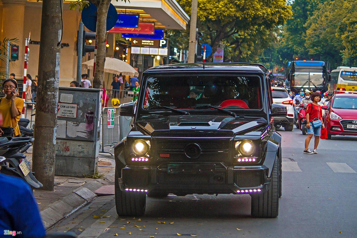 Đắt tiền không kém chiếc Cullinan là đối thủ Bentley Bentayga phiên bản Onyx Edition. Đây là chiếc Bentayga đầu tiên sở hữu nước sơn 2 tone màu, chiếc thứ 2 thuộc phiên bản V8 kỷ niệm 100 năm. Là phiên bản đặc biệt, chiếc Bentayga này có giá khoảng 30 tỷ.