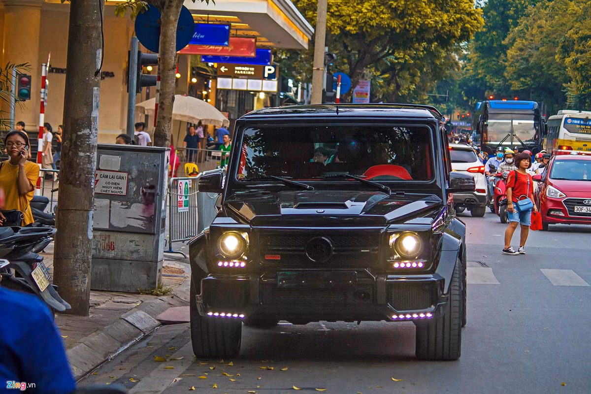 Đắt tiền không kém chiếc Cullinan là đối thủ Bentley Bentayga phiên bản Onyx Edition. Đây là chiếc Bentayga đầu tiên sở hữu nước sơn 2 tone màu, chiếc thứ 2 thuộc phiên bản V8 kỷ niệm 100 năm. Là phiên bản đặc biệt, chiếc Bentayga này có giá khoảng 30 tỷ.