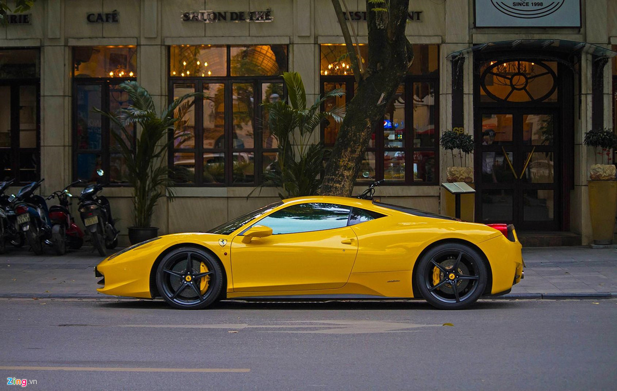 Bên cạnh dàn SUV, "thánh địa siêu xe Hà Nội" còn có sự góp mặt của chiếc Ferrari 458 Italia màu vàng mang biển số TP.HCM. Đây là siêu xe từng tham gia hành trình Car Passion 2011.