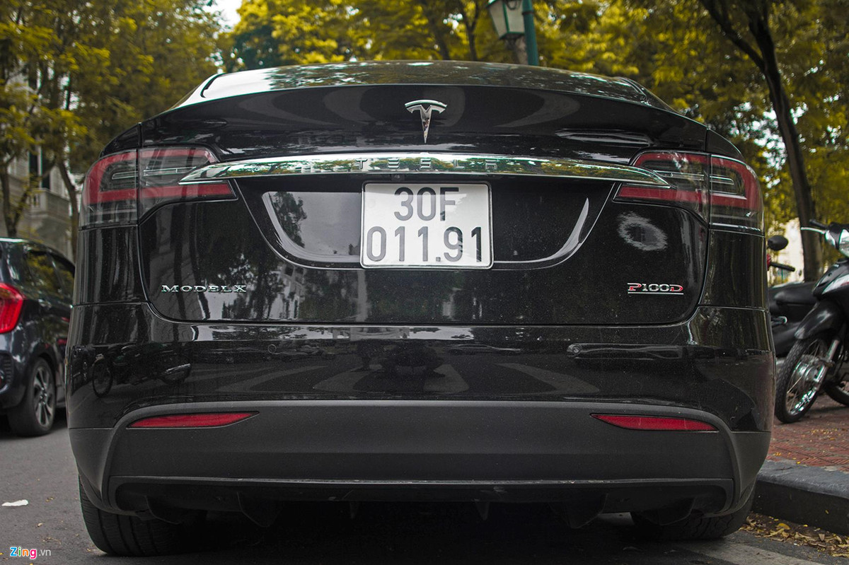 Ngoài những SUV dùng động cơ xăng hàng khủng, đường phố Hà Nội dịp cuối tuần còn có sự góp mặt của 2 chiếc SUV điện Tesla Model X. Cả 2 chiếc đều thuộc phiên bản P100D cao cấp nhất, trong đó một chiếc màu đen và một chiếc màu trắng.