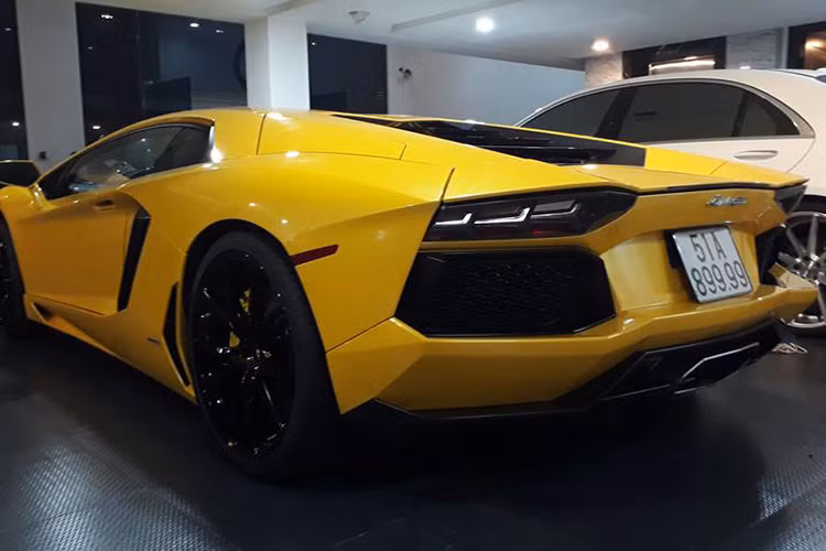 Mới đây những hình ảnh về chiếc siêu xe Lamborghini Aventador LP700-4 màu vàng biển "tứ quý" 9 xuất hiện trong garage của đại gia siêu xe đình đám Việt Nam - Cường Đô la đã nhận được sự tò mò của giới mê xe. Được biết chiếc siêu xe này được cho vào nhà của doanh nhân phố núi để những người thợ Sài thành gắn pô độ.