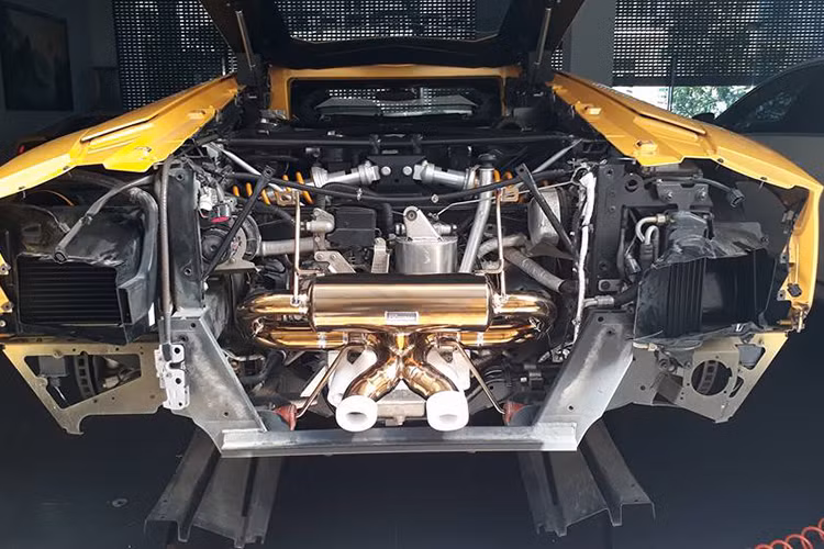 Như đã biết, Lamborghini Aventador là siêu xe đang thành công vang dội của hãng siêu xe đình đám nước Ý với hơn 3.000 chiếc đã xuất xưởng trong chưa đầy 3 năm. Trái tim của “siêu bò” này là động cơ dung tích 6.5 lít V12, công suất 700 mã lực tại vòng tua 8.250 vòng/phút và mô men xoắn 690Nm tại vòng tua 5.500 vòng/phút.