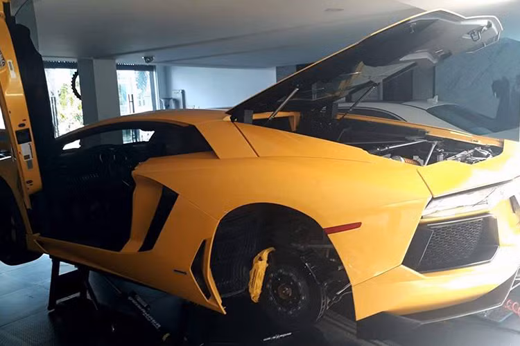 Về Việt Nam từ tháng 6/2012, không lâu sau đó, siêu xe Aventador LP700-4 màu vàng này đã được đóng biển ngoại giao 80-NG 166-81. vào năm 2014, sau khi đã hết hạn lưu hành cho xe biển ngoại giao, chủ xe đã đóng thuế và đổi biển số mới 51A - 899.99.