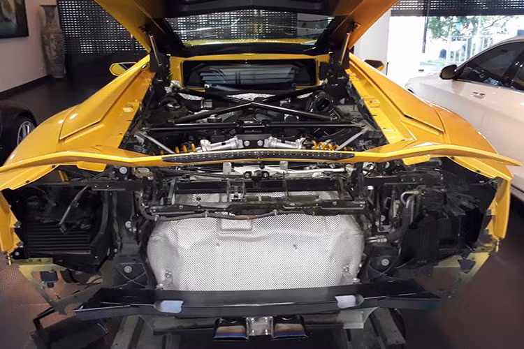 Với sức mạnh từ khối động cơ "hàng khủng", Aventador có khả năng tăng tốc từ 0-100 km/h chỉ trong 2.9 giây trước khi đạt tốc độ tối đa 350 km/h. Giá bán trung bình của 1 chiếc Aventador tại Mỹ vào khoảng 420.000 USD và mức giá sau khi đóng đầy đủ thuế của siêu xe này tại Việt Nam vào khoảng 25 tỷ đồng.