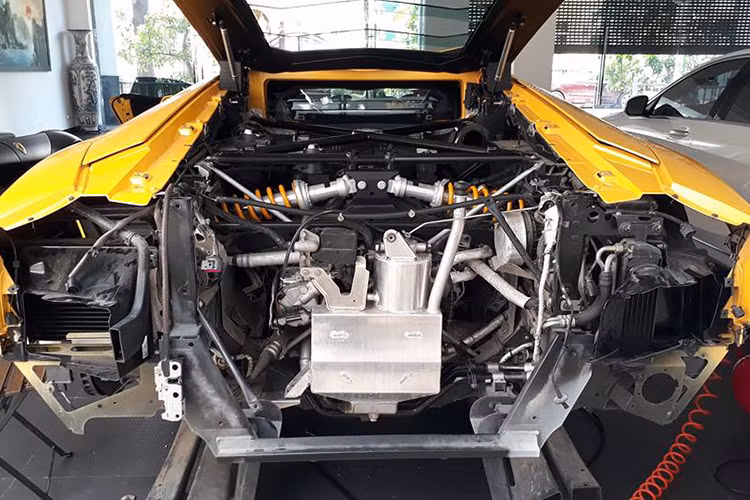 Hiện chưa rõ chi phí cho quá trình lắp đặp ống xả độ IPE cho siêu xe Lamborghini Aventador màu vàng biển "tứ quý" 9. Chiếc Lamborghini Aventador LP700-4 lắp đặp ống xả độ IPE cũng như la-zăng 5 chấu kép là chiếc Aventador đầu tiên xuất hiện tại thị trường Việt Nam.