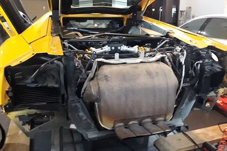 Bên cạnh đó so với ống xả nguyên bản của Lamborghini Aventador LP700-4, ống xả độ của hãng IPE nhẹ hơn 75% khoảng 31,4 kg, điều này, vừa giúp cho siêu xe Lamborghini Aventador "giảm câm", cũng như mang đến âm thanh ấn tượng hơn so với trước.