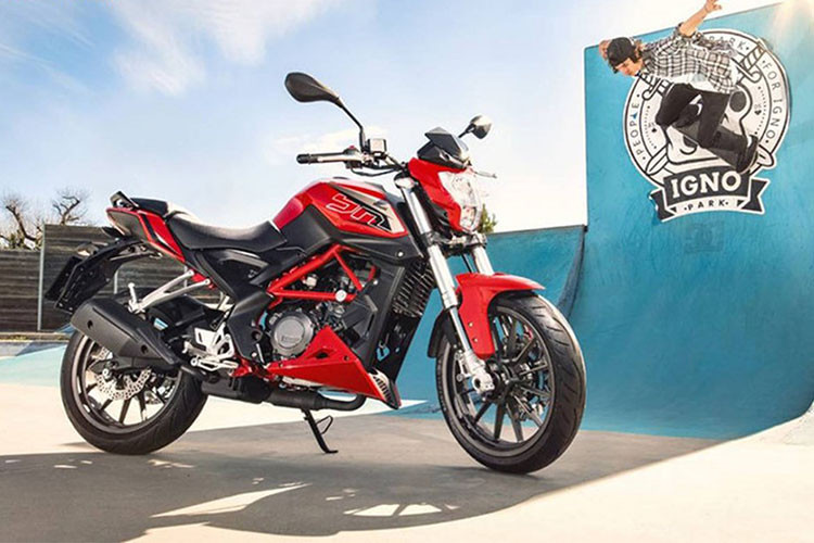 Benelli BN 251 giá 64 triệu đồng, đây là mẫu xe có mức giá bán cực kỳ hấp dẫn khi được trang bị khối động cơ 249,2 phân khối, xilanh đôi, làm mát bằng dung dịch, công suất 24,5 mã lực tại 9.000 vòng/phút và mô-men xoắn cực đại 21 Nm tại 7.000 vòng/phút, tích hợp phun xăng điện tử, đi cùng hộp số 6 cấp.