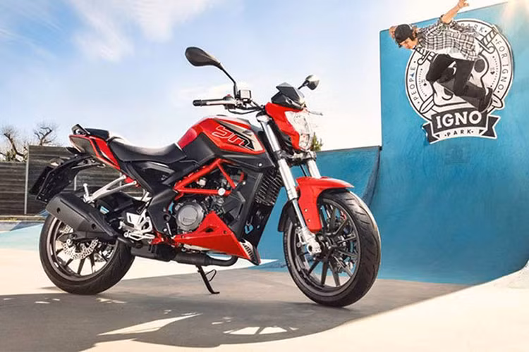 Benelli BN 251 giá 64 triệu đồng, đây là mẫu xe có mức giá bán cực kỳ hấp dẫn khi được trang bị khối động cơ 249,2 phân khối, xilanh đôi, làm mát bằng dung dịch, công suất 24,5 mã lực tại 9.000 vòng/phút và mô-men xoắn cực đại 21 Nm tại 7.000 vòng/phút, tích hợp phun xăng điện tử, đi cùng hộp số 6 cấp.