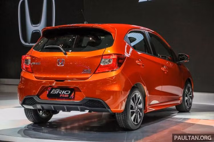 Các phiên bản Honda Brio RS 2019 cao cấp hơn (MT và CVT) nổi bật hơn với bộ vành hợp kim 15 inch, lưới tản nhiệt và nóc xe sơn đen, gương cửa gập điện có tích hợp đèn báo rẽ LED, ngoài ra, bộ cản sau, các ốp bên hông và khuếch tán cũng được sửa đổi thể thao.