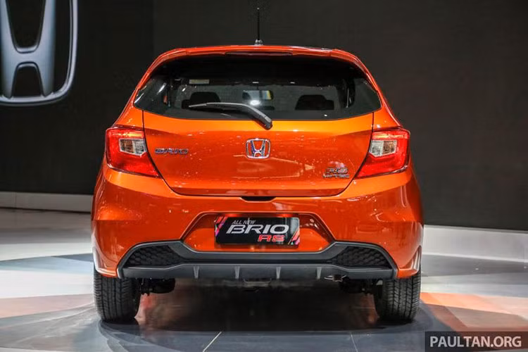 Tuy nhiên, so với thế hệ cũ, Honda Brio phiên bản 2019 mới đã tăng kích thước nhờ thiết kế trưởng thành hơn và bớt gây tranh cãi ở phía sau. Tại đây, hãng Honda đã trang bị cửa cốp một nửa bằng kính và cụm đèn hậu rộng hơn, theo phong cách của Ford Figo, cho Brio thế hệ mới.