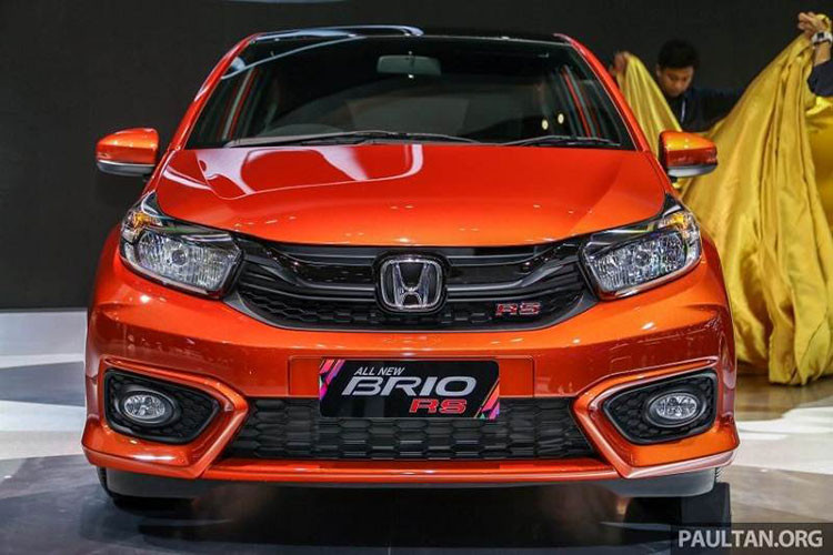 Thú vị hơn, Honda Brio 2019 còn giữ lại nhiều nét thiết kế của thế hệ đầu tiên như cản trước, cửa trước, tay nắm cửa, đường cắt bên sườn, vỏ gương ngoại thất và chi tiết bằng nhựa màu đen ở cột A. Việc sử dụng ngoại thất màu cam trên xe giúp gợi nhớ về "các đàn anh" Mobilio RS và Brio RS.
