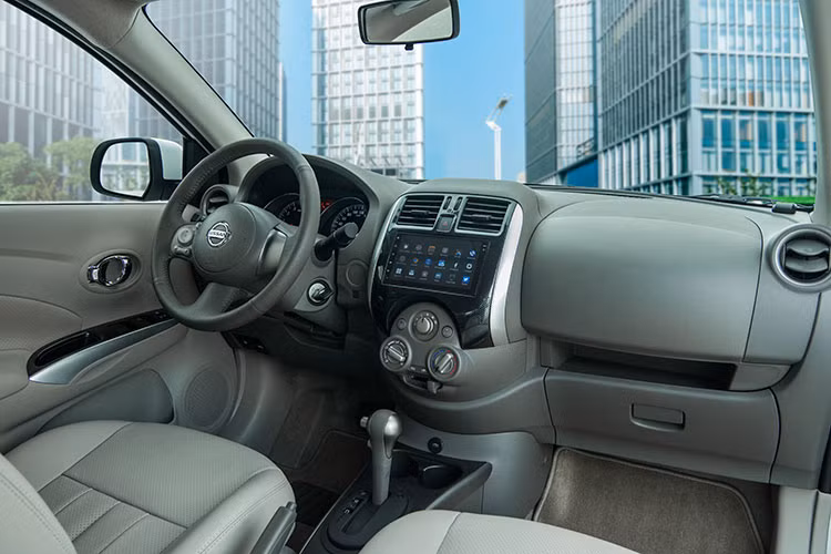 Kiểu dáng khí động học trên xe Sunny được hoàn thiện bởi thiết kế thanh cản trước mượt mà kết hợp thanh cản sau gọn gàng, góp phần nâng cao hiệu quả sử dụng nhiên liệu – 6,3 lít/100km (đối với bản số sàn) và 6,7 lít/100km (đối với bản số tự động) – đồng thời mang lại sự yên tĩnh trong khoang lái.