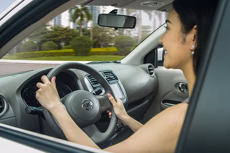 Bên cạnh đó, Nissan Sunny được thiết kế với vẻ ngoài sang trọng với điểm nhấn từ cụm đèn pha lớn, lưới tản nhiệt mạ crôm cùng không gian nội thất rộng rãi so với hạng xe cỡ B. Ngoài ra, so với các đối thủ cùng phần khúc, Nissan Sunny còn có lợi thế với khoảng để chân hàng ghế sau rộng lên tới 636 mm, đứng đầu trong phân khúc.