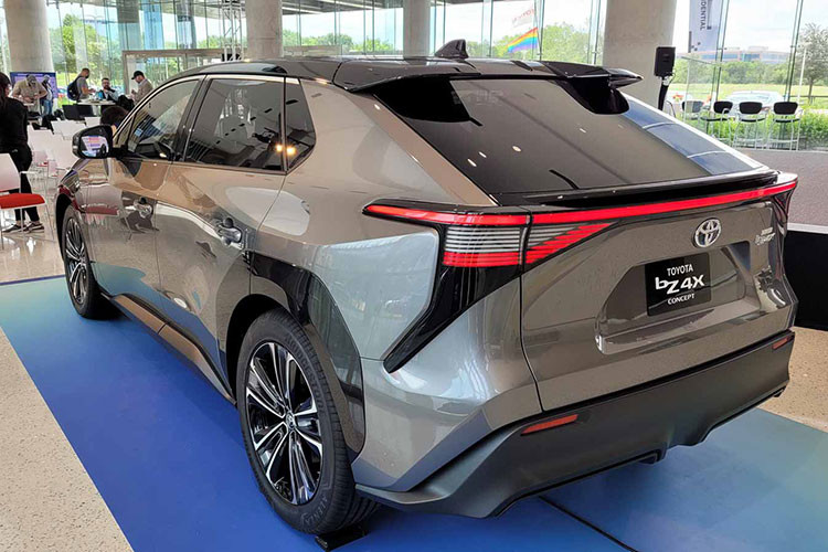 Về ngoại hình, phần đầu xe góc cạnh với cụm đèn pha thanh mảnh kéo dài tới tận vòm bánh xe, tạo cho bZ4X một vẻ ngoài hầm hố nhưng đậm chất tương lai. Vì là xe điện cho nên bZ4X có cụm lưới tản nhiệt khép kín nằm phía trên khe hút gió, nhường chỗ cho tấm chắn phía trước được chế tạo cho nhu cầu khí động học và làm mát của chiếc xe.
