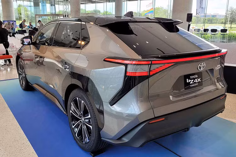 Về ngoại hình, phần đầu xe góc cạnh với cụm đèn pha thanh mảnh kéo dài tới tận vòm bánh xe, tạo cho bZ4X một vẻ ngoài hầm hố nhưng đậm chất tương lai. Vì là xe điện cho nên bZ4X có cụm lưới tản nhiệt khép kín nằm phía trên khe hút gió, nhường chỗ cho tấm chắn phía trước được chế tạo cho nhu cầu khí động học và làm mát của chiếc xe.