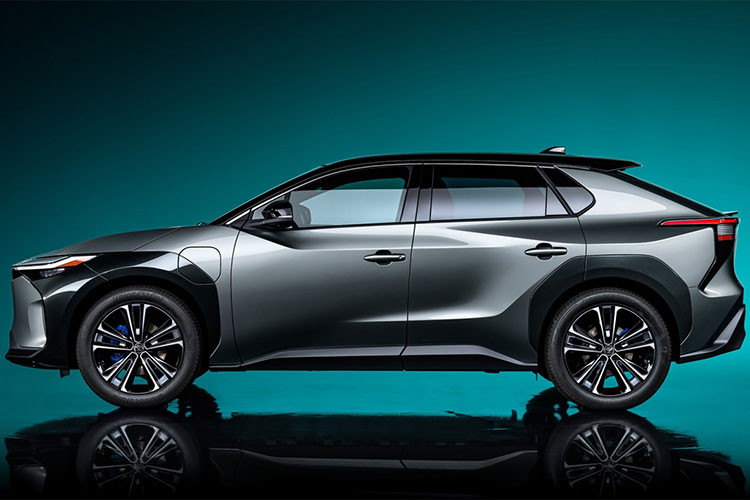 Do đó, sự có mặt của Toyota bZ4X 2022 mới được thiết lập để không gây ảnh hưởng đến doanh số của RAV4. Từ nay tới năm 2025, Toyota RAV4 được kỳ vọng sẽ là mẫu xe thống trị phân khúc. RAV4 hiện đang là mẫu SUV cỡ nhỏ rất phổ biến ở châu Âu với 91.014 chiếc được bán ra trong suốt thời gian qua (là mẫu xe bán chạy thứ 5 ở thị trường này).