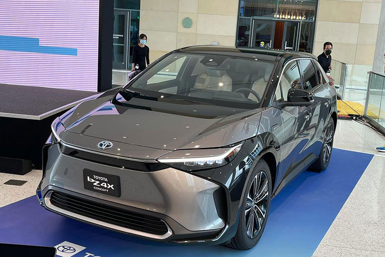Đèn hậu được nối liền với nhau bằng một dải LED mỏng, chi tiết này được cho là vay mượn từ mẫu Lexus UX. Những điểm nổi bật khác bao gồm cổng sạc trên vòm bánh xe phía trước, đường vai phong cách và đuôi xe khí động học với cánh gió kép. Các thông số kỹ thuật và khả năng hiệu suất và mức giá xe Toyota bZ4X 2022 hiện vẫn chưa được hé lộ.