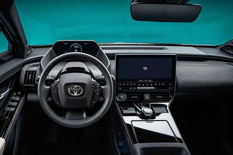 Bên cạnh thiết kế sắc nét, Toyota bZ4X còn sở hữu khoang nội thất vô cùng tương lai với cụm đồng hồ kỹ thuật số cách xa người lái, đem lại cảm giác rộng mở về không gian cho chiếc xe, đồng thời giúp tăng khả năng quan sát để hỗ trợ lái xe an toàn và chắc chắn hơn.
