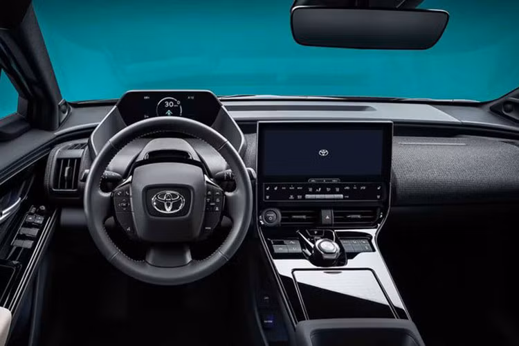 Bên cạnh thiết kế sắc nét, Toyota bZ4X còn sở hữu khoang nội thất vô cùng tương lai với cụm đồng hồ kỹ thuật số cách xa người lái, đem lại cảm giác rộng mở về không gian cho chiếc xe, đồng thời giúp tăng khả năng quan sát để hỗ trợ lái xe an toàn và chắc chắn hơn.