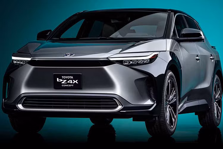 Giám đốc điều hành Toyota Châu Âu đã chia sẻ với báo chí rằng Toyota bZ4X bản thương mại có thể sẽ được sản xuất với số lượng giới hạn ở thời điểm đầu. Lý do là vì RAV4 hiện tại - với động cơ đốt trong và hệ truyền động plug-in hybrid - đã giúp Toyota đáp ứng các tiêu chuẩn khí thải của Liên minh Châu Âu cho đến năm 2025.