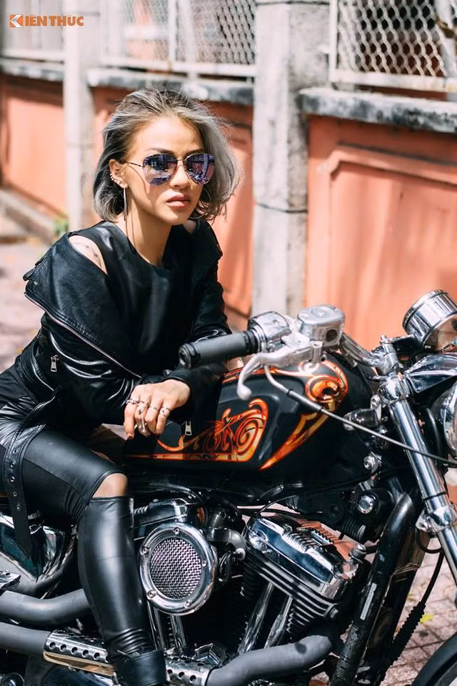 Mâix xe này sở hữu khối động cơ V-Twin Evolution, dung tích 1.200 phân khối, làm mát bằng không khí, mô-men xoắn cực đại 107 Nm tại vòng tua máy 4.000 vòng/phút, đi kèm là hộp số 5 cấp.