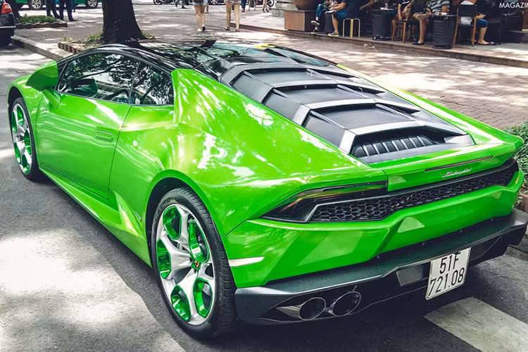 Do sử dụng động cơ hút khí tự nhiên, Huracan khá tốn nhiên liệu. Trên đường phố, siêu xe này tiêu tốn 17,8 lít/100 km. Mức tiêu hao trên xa lộ là 9,4 lít/100 km. Trung bình, Huracan tốn 12,5 lít/100 km. Tuy nhiên, lượng khí thải CO2 chỉ 290 g/km, đạt tiêu chuẩn Euro 6.